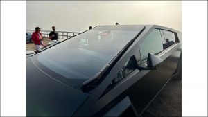 Elektrický pickup Tesla Cybertruck v černé barvě