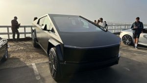 Elektrický pickup Tesla Cybertruck v černé barvě