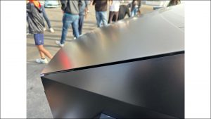 Elektrický pickup Tesla Cybertruck v černé barvě