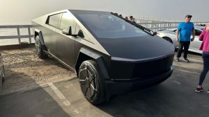 Elektrický pickup Tesla Cybertruck v černé barvě