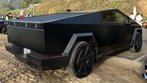 Elektrický pickup Tesla Cybertruck v černé barvě