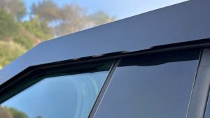 Elektrický pickup Tesla Cybertruck v černé barvě