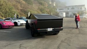 Elektrický pickup Tesla Cybertruck v černé barvě