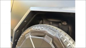 Elektrický pickup Tesla Cybertruck v černé barvě