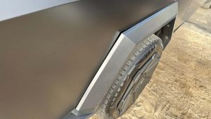 Elektrický pickup Tesla Cybertruck v černé barvě