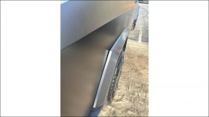 Elektrický pickup Tesla Cybertruck v černé barvě