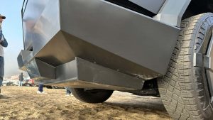 Elektrický pickup Tesla Cybertruck v černé barvě