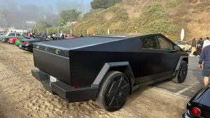 Elektrický pickup Tesla Cybertruck v černé barvě