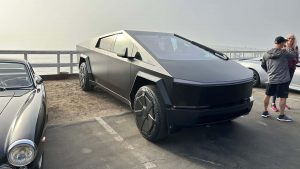 Elektrický pickup Tesla Cybertruck v černé barvě