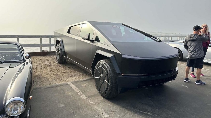 Elektrický pickup Tesla Cybertruck v černé barvě