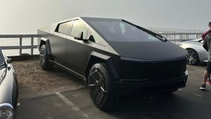 Elektrický pickup Tesla Cybertruck v černé barvě