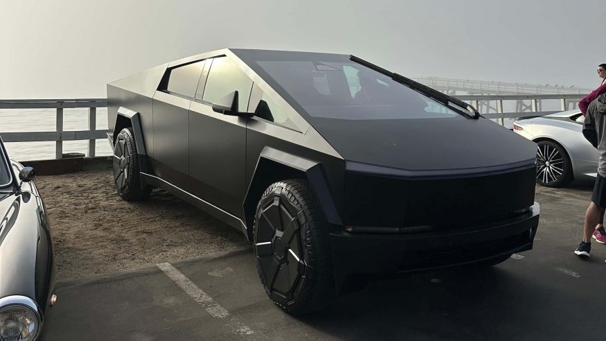 Elektrický pickup Tesla Cybertruck v černé barvě