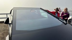 Elektrický pickup Tesla Cybertruck v černé barvě