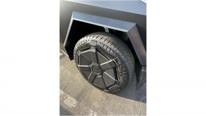 Elektrický pickup Tesla Cybertruck v černé barvě
