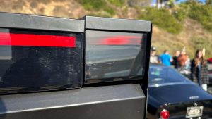 Elektrický pickup Tesla Cybertruck v černé barvě