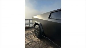Elektrický pickup Tesla Cybertruck v černé barvě