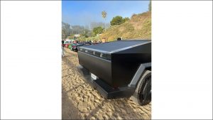 Elektrický pickup Tesla Cybertruck v černé barvě