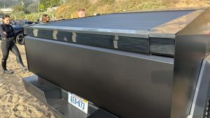 Elektrický pickup Tesla Cybertruck v černé barvě