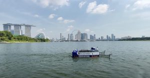 Plavidlo společnosti Weston Robot, v pozadí Marina Bay Sands