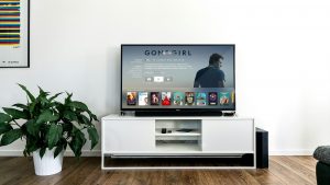 Služba Apple TV+ na televizoru v obývacím pokoji