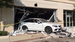 Nabouraný Apple Store