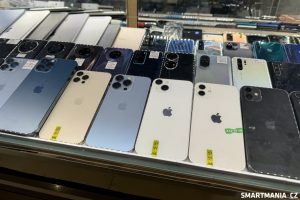 iPhone na ulici smartphonů