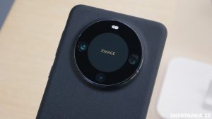 Huawei Mate 60 Pro v černé, detail na fotoaparát