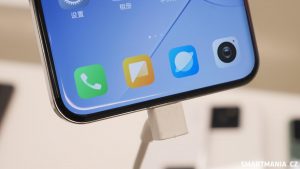 Xiaomi 14, detail na dolní hranu
