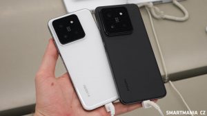 Xiaomi 14 v bílé a černé