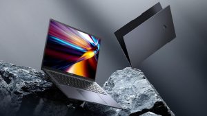 Notebook Asus Zenbook Pro 14 OLED v akci na skále