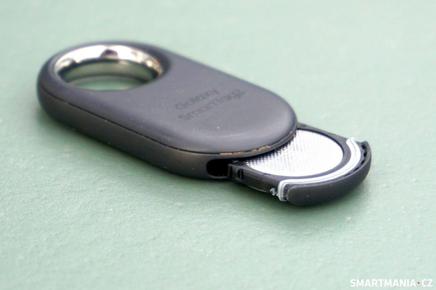 Samsung Galaxy SmartTag 2 - Šuplík pro baterii jde zasunout jediným způsobem