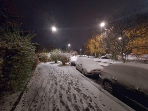 I na nočních fotkách je deformace objektivu patrná