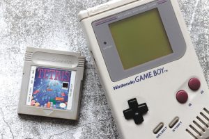 Herní konzole Nintendo Game Boy a hra Tetris