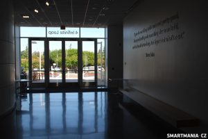 Snímek z návštěvy Infinite Loop (duben 2004)