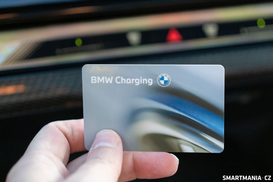 S kartou od BMW stačí u jakéhokoliv stojanu připojit kabel, autorizovat se kartou a hned můžete odcházet S kartou od BMW stačí u jakéhokoliv stojanu připojit kabel, autorizovat se kartou a hned můžete odcházet