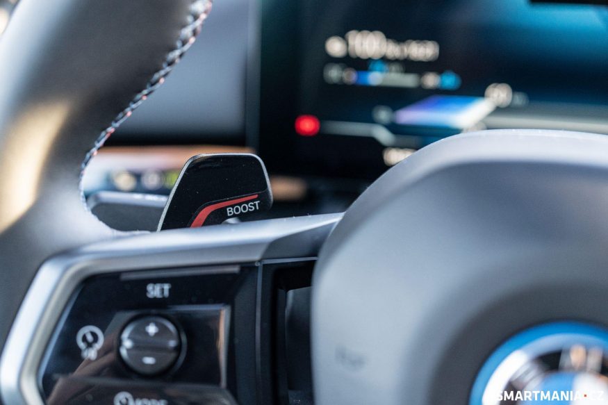 Levé pádlo pod volantem aktivuje režim BOOST, kdy je vůz ještě divočejší Levé pádlo pod volantem aktivuje režim BOOST, kdy je vůz ještě divočejší