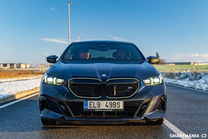 Jako v podřepu: BMW i5 je velmi blízko silnici, baterie snižuje těžiště, takže nabídne v zatáčkách větší jistotu, než byste čekali Jako v podřepu: BMW i5 je velmi blízko silnici, baterie snižuje těžiště, takže nabídne v zatáčkách větší jistotu, než byste čekali