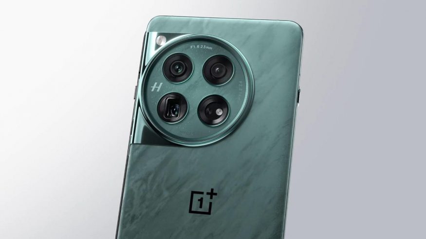 OnePlus 12 na propagačním snímku OnePlus 12 na propagačním snímku