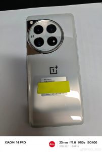 Nekvalitně zpracovaný telefon OnePlus 12