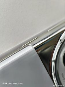 Nekvalitně zpracovaný telefon OnePlus 12