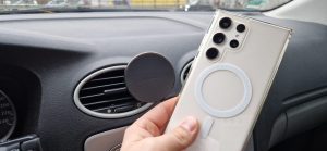 Galaxy S23 Ultra s magnetickým krytem a bezdrátovou magnetickou nabíječkou v autě