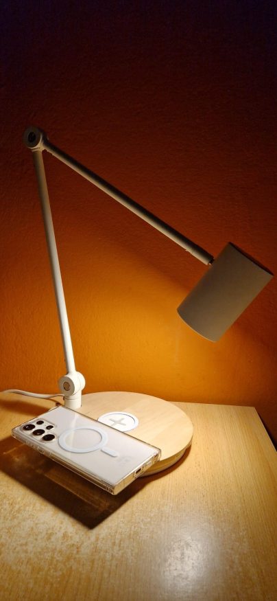 Bezdrátová nabíječka integrovaná v lampě IKEA