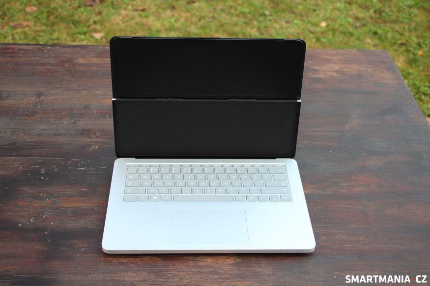 Surface Laptop Studio 2 - displej jde přetočit na druhou stranu
