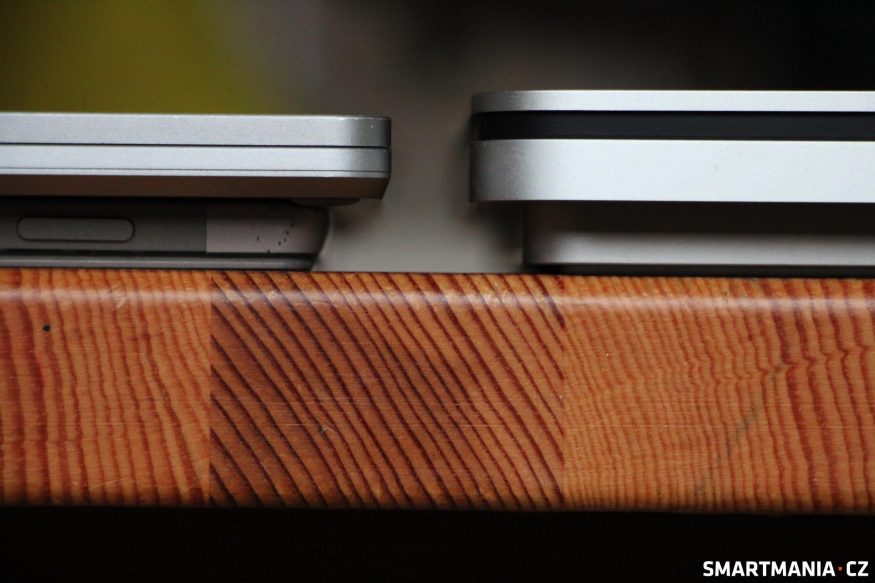 Vlevo Surface Laptop 3 ležící na Surface Pro 5, vpravo Surface Laptop Studio 2 Surface Laptop Studio 2 ve srovnání se Surface Pro a Surface Laptop