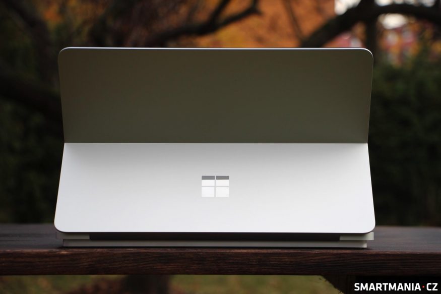 Počítač Surface Laptop Studio 2 zezadu