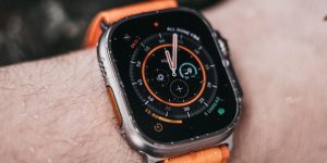 Chytré hodinky Apple Watch Ultra 2 na propagačním snímku