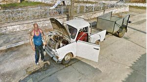 Muž opravuje svůj vůz, zachyceno pomocí Google Street View