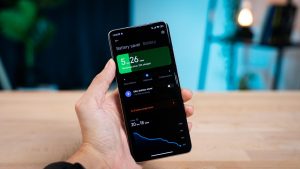 Muž držící chytrý telefon s ukazatelem baterie