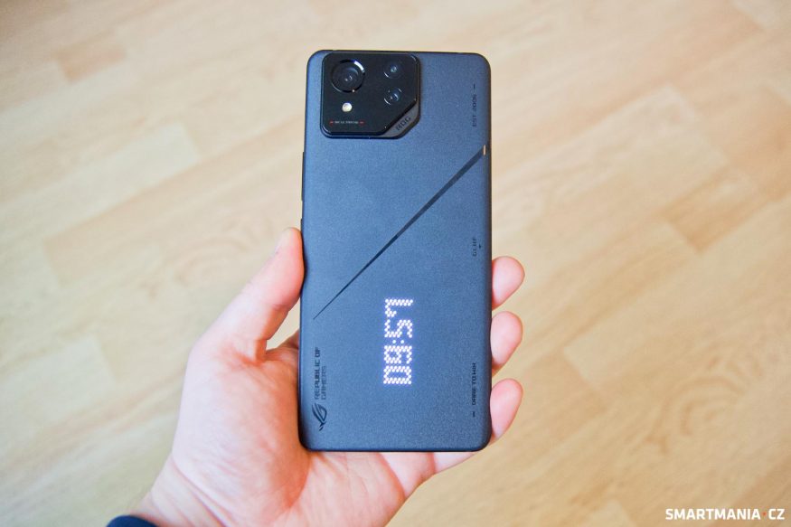 Celkový pohled na Asus ROG Phone 8 Pro