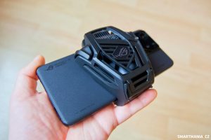 Chytrý telefon Asus ROG Phone 8 Pro s nasazeným větráčkem